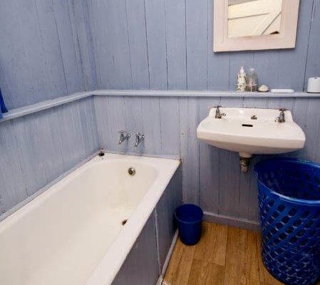 DIE Blou Huis Bathroom down stairs with toilet DIE Blou Huis Bathroom down stairs with toilet